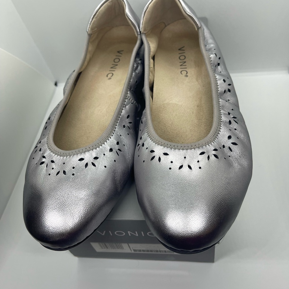 NWT Vionic Women's Shimmering Silver Loafers in Box size 9